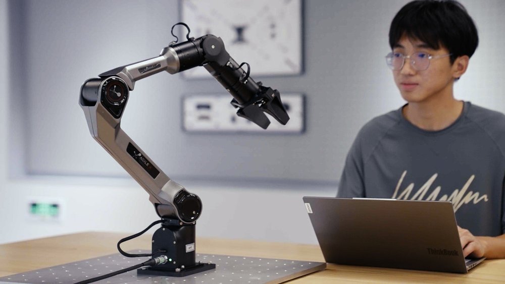 Ein AgileX-PiPER-Roboterarm im Einsatz auf einem Labortisch