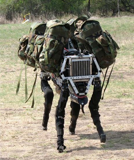 BigDog, der Vierbeiner von Boston Dynamics, trägt militärische Ausrüstung über ein Feld